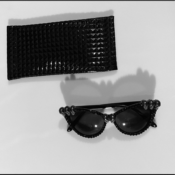 Cat eye black sunglasses with crystals and skulls - Picture 10 of 11